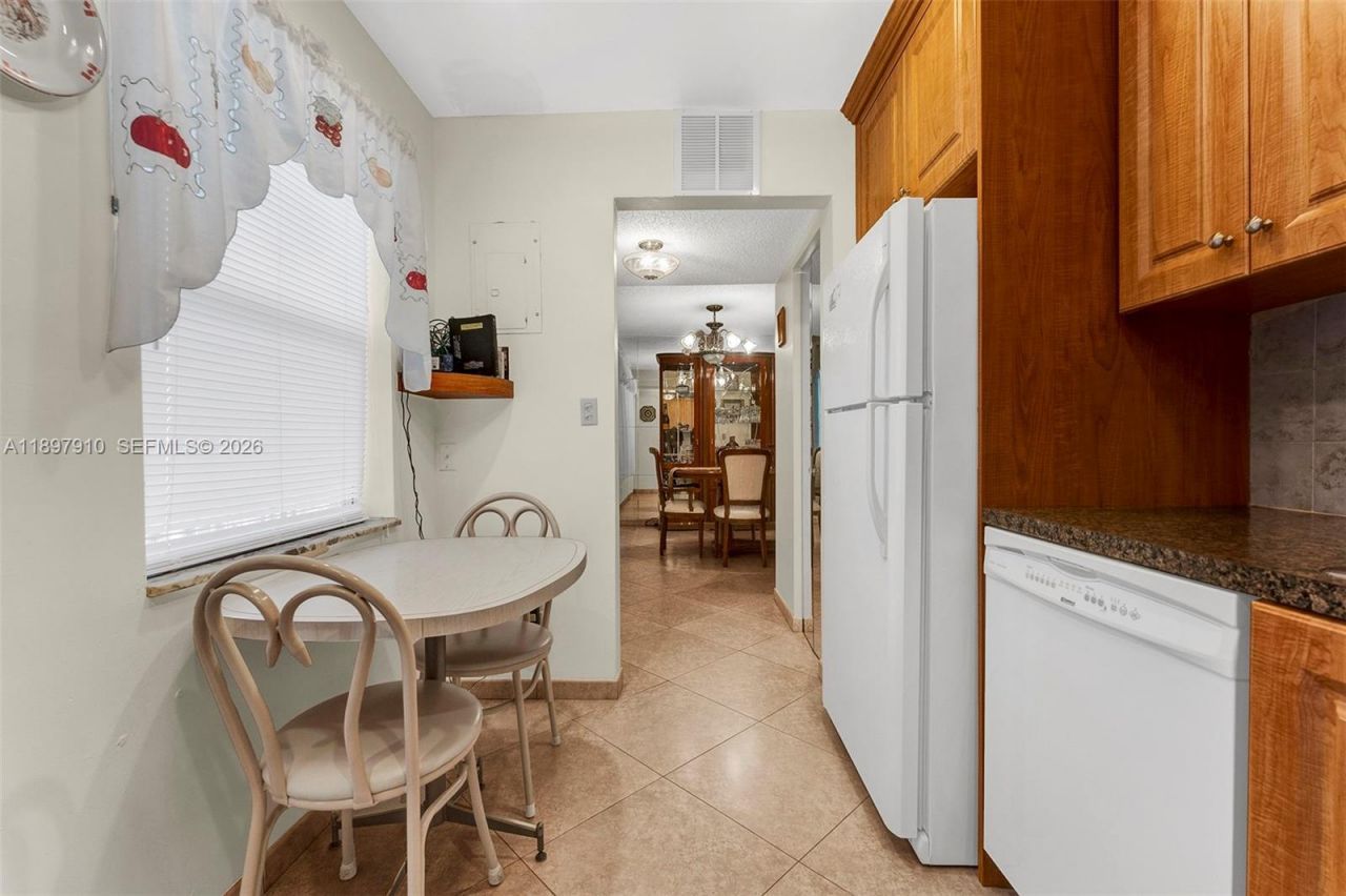 4270 NW 40th St, Unit 311, Lauderdale Lakes, FL 33319 Photo