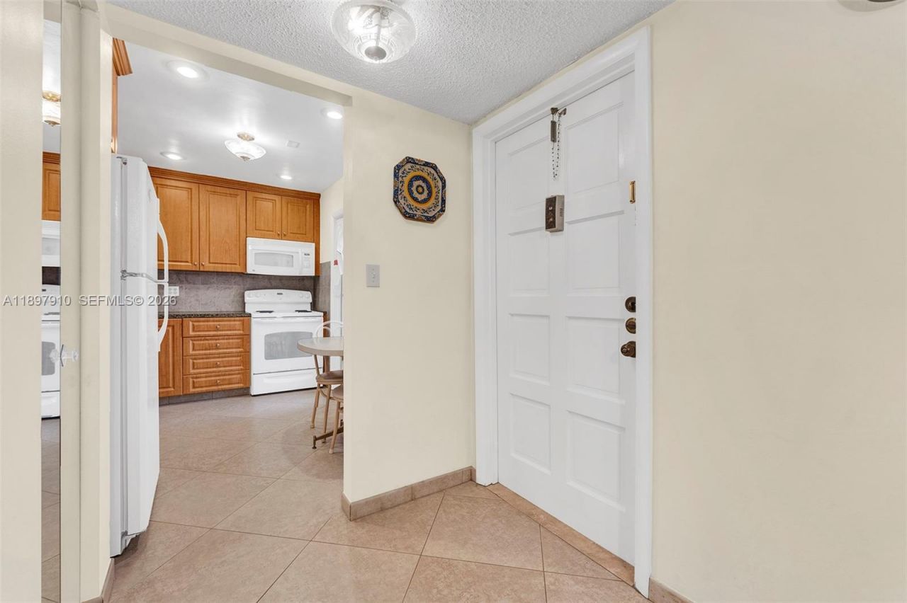 4270 NW 40th St, Unit 311, Lauderdale Lakes, FL 33319 Photo