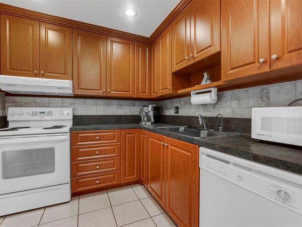 4270 NW 40th St, Unit 312, Lauderdale Lakes, FL 33319