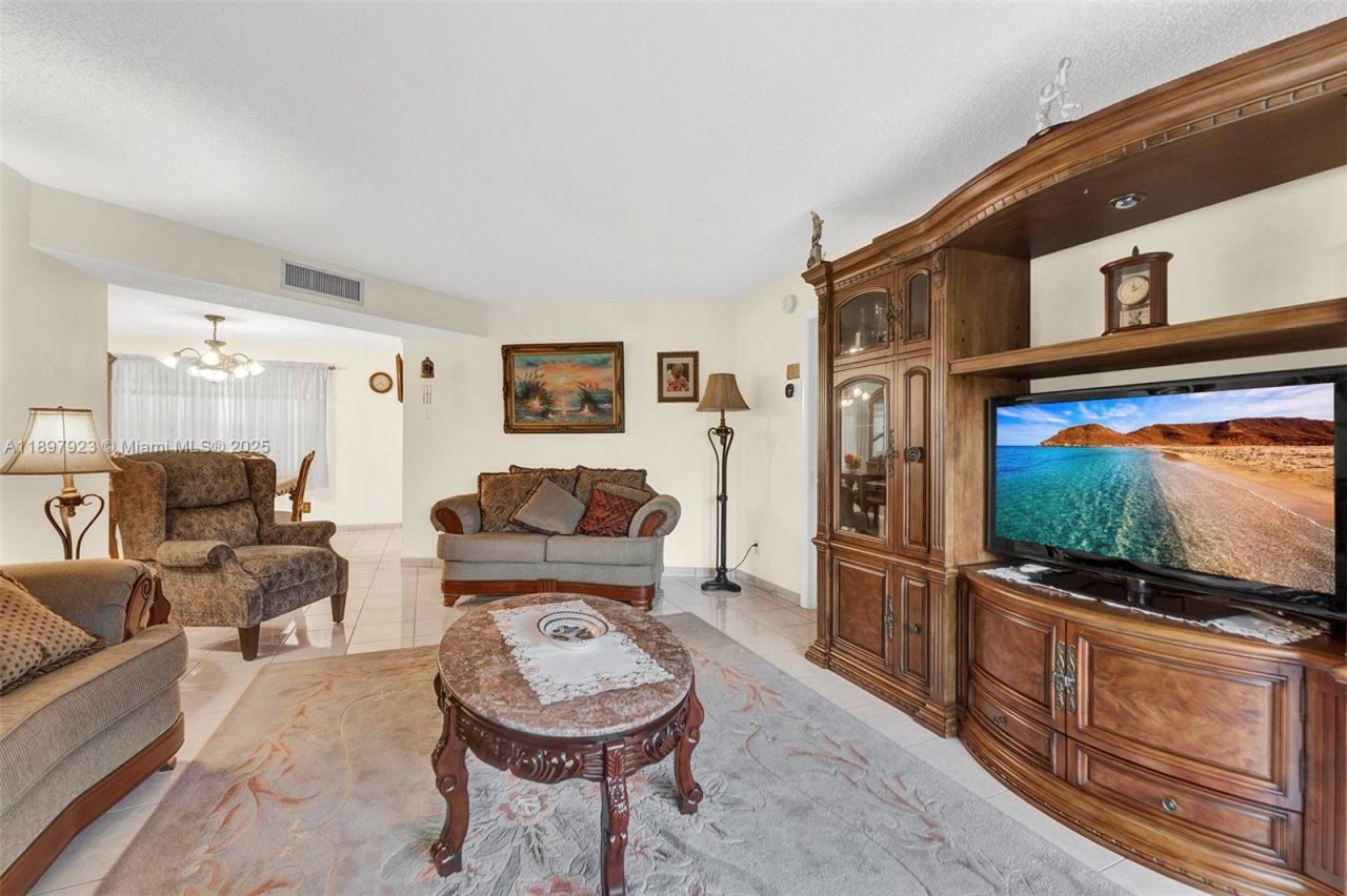 4270 NW 40th St, Unit 312, Lauderdale Lakes, FL 33319 Photo