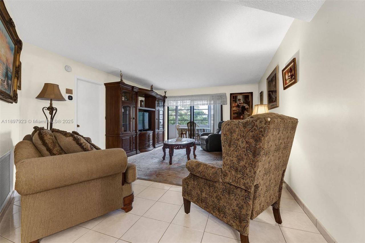 4270 NW 40th St, Unit 312, Lauderdale Lakes, FL 33319 Photo