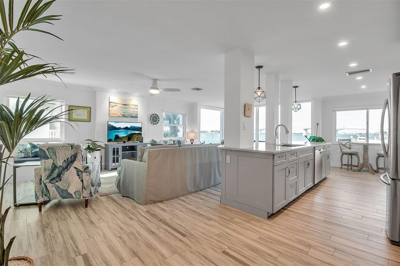 226 Golden Gate Point, Unit 21, Sarasota, FL 34236 Photo