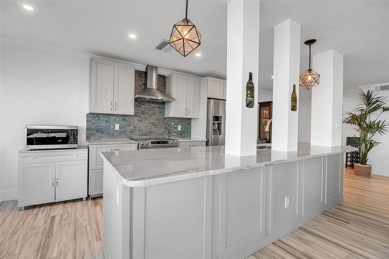 226 Golden Gate Point, Unit 21, Sarasota, FL 34236 Photo