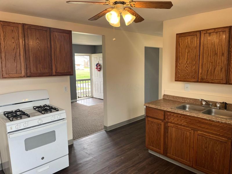 98 Buckeye Circle, Columbus, OH 43217 Photo 2