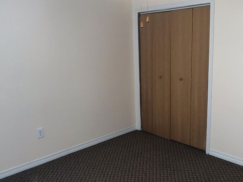 98 Buckeye Circle, Columbus, OH 43217 Photo 2