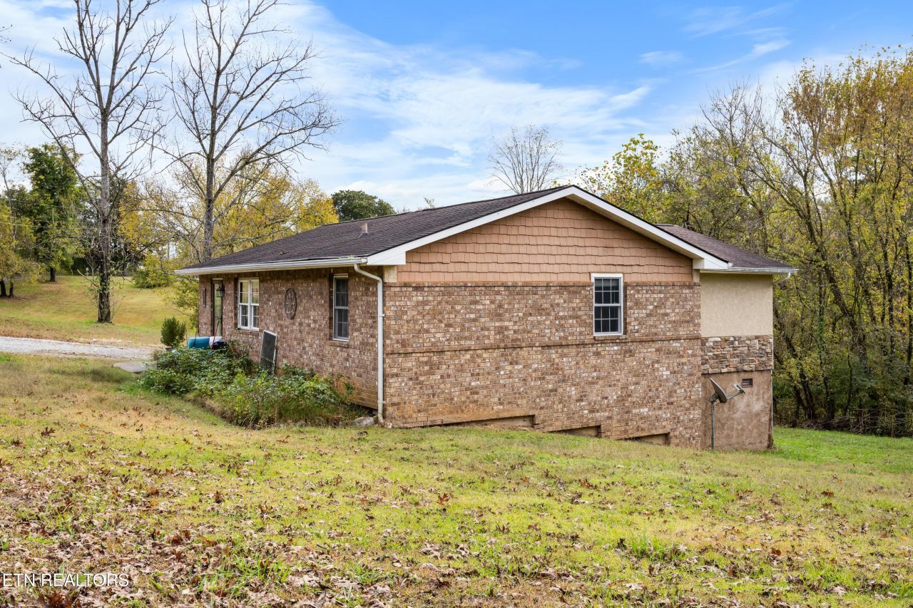 425 Davis Rd, Strawberry Plains, TN 37871 Main Photo