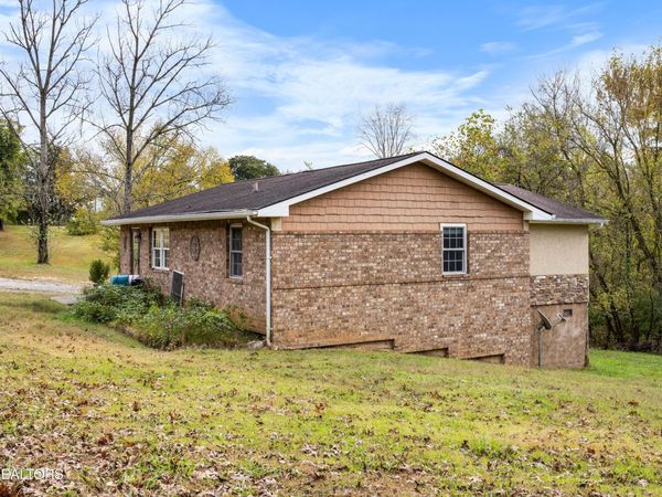 425 Davis Rd, Strawberry Plains, TN 37871