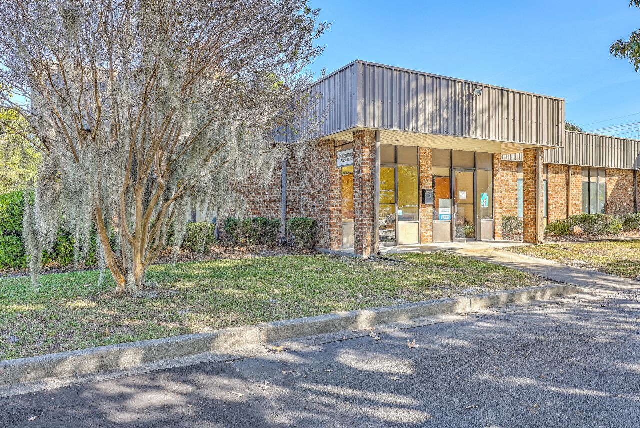 415 Robertson Boulevard Photo 4