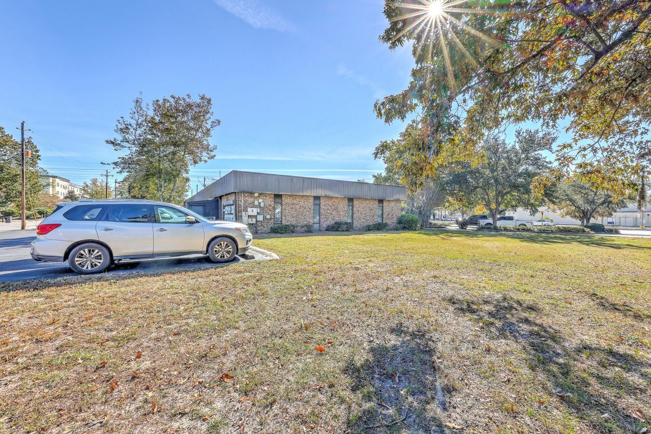 415 Robertson Boulevard Photo 5