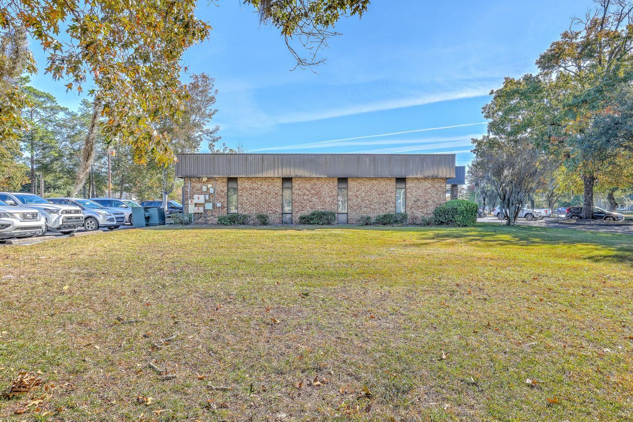 415 Robertson Boulevard Photo 6