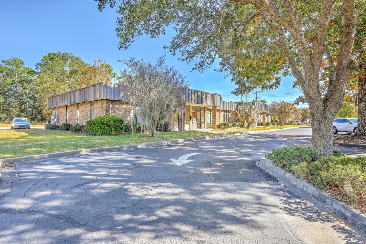 415 Robertson Boulevard Photo 7