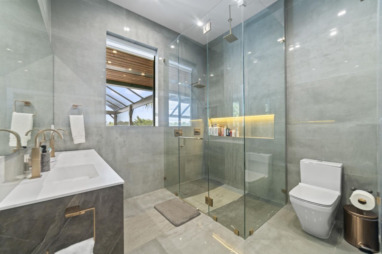 2511 NE 209th Terrace, Miami, FL 33180 Photo