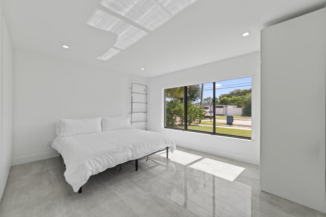 2511 NE 209th Terrace, Miami, FL 33180 Photo