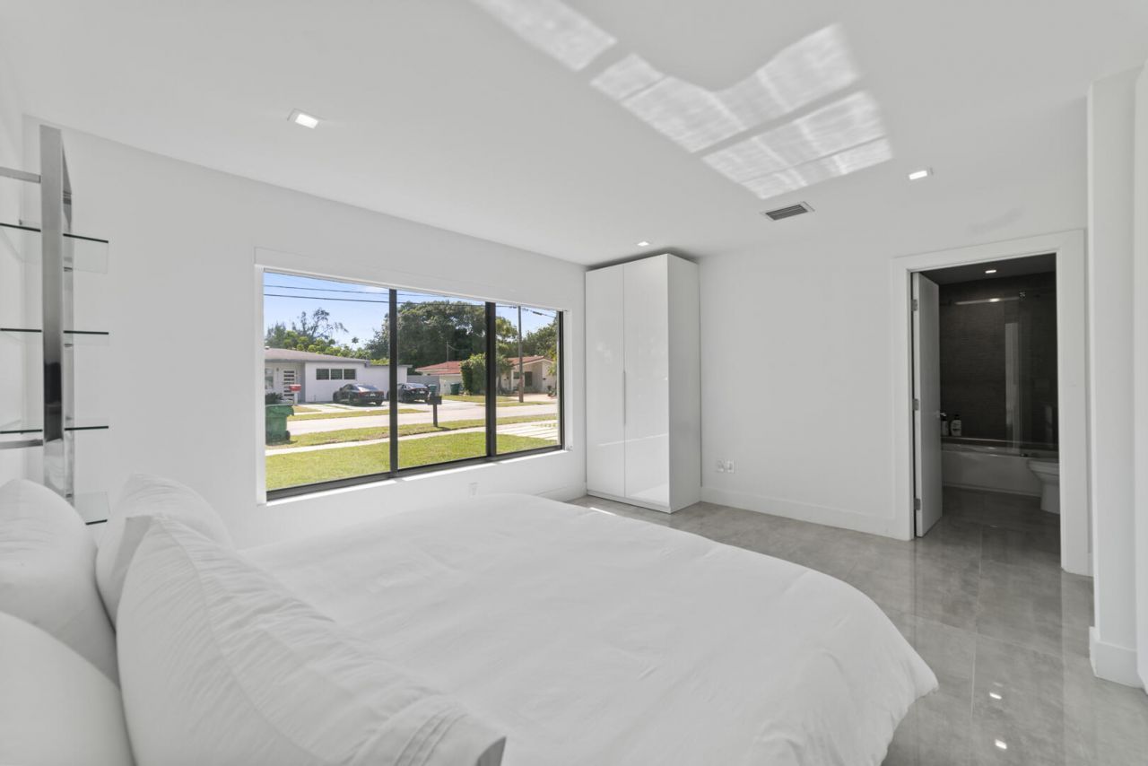 2511 NE 209th Terrace, Miami, FL 33180 Photo