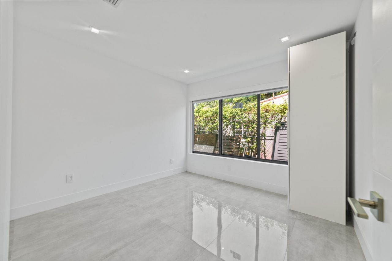 2511 NE 209th Terrace, Miami, FL 33180 Photo