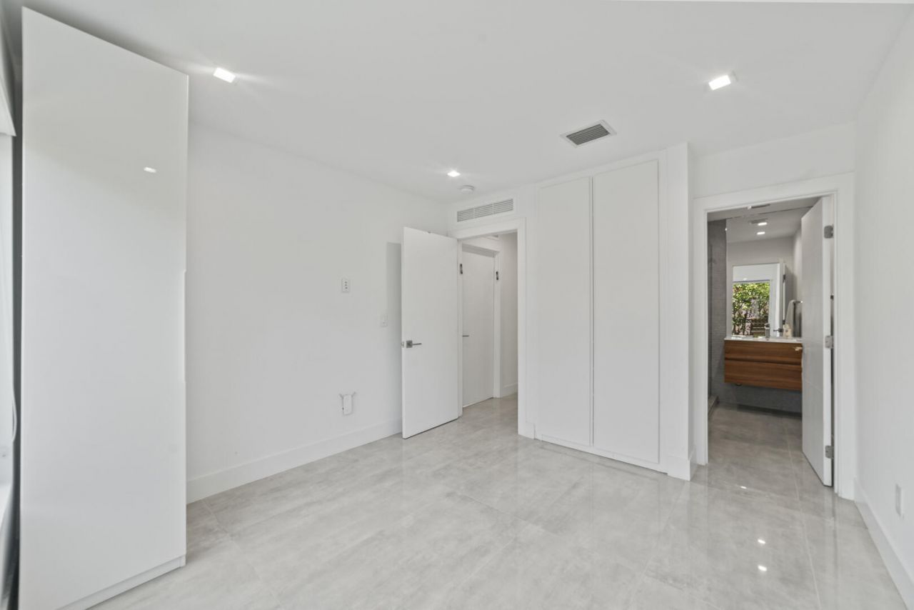 2511 NE 209th Terrace, Miami, FL 33180 Photo