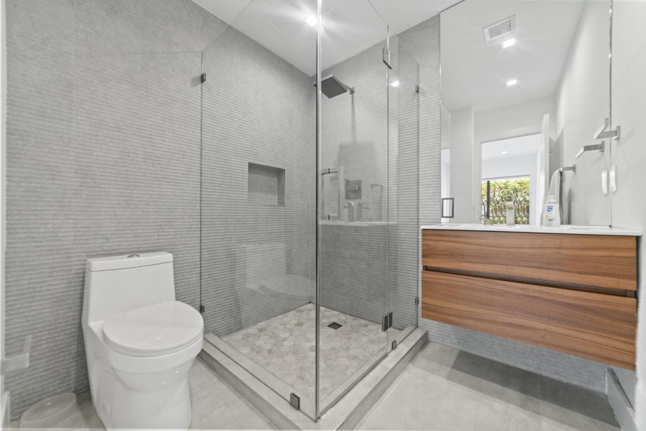 2511 NE 209th Terrace, Miami, FL 33180 Photo