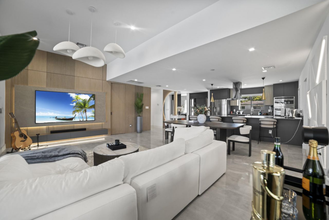 2511 NE 209th Terrace, Miami, FL 33180 Photo