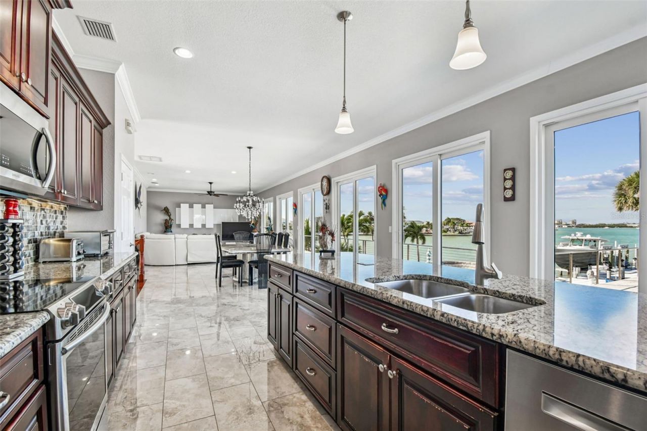 582 Johns Pass Avenue, Madeira Beach, FL 33708 Photo