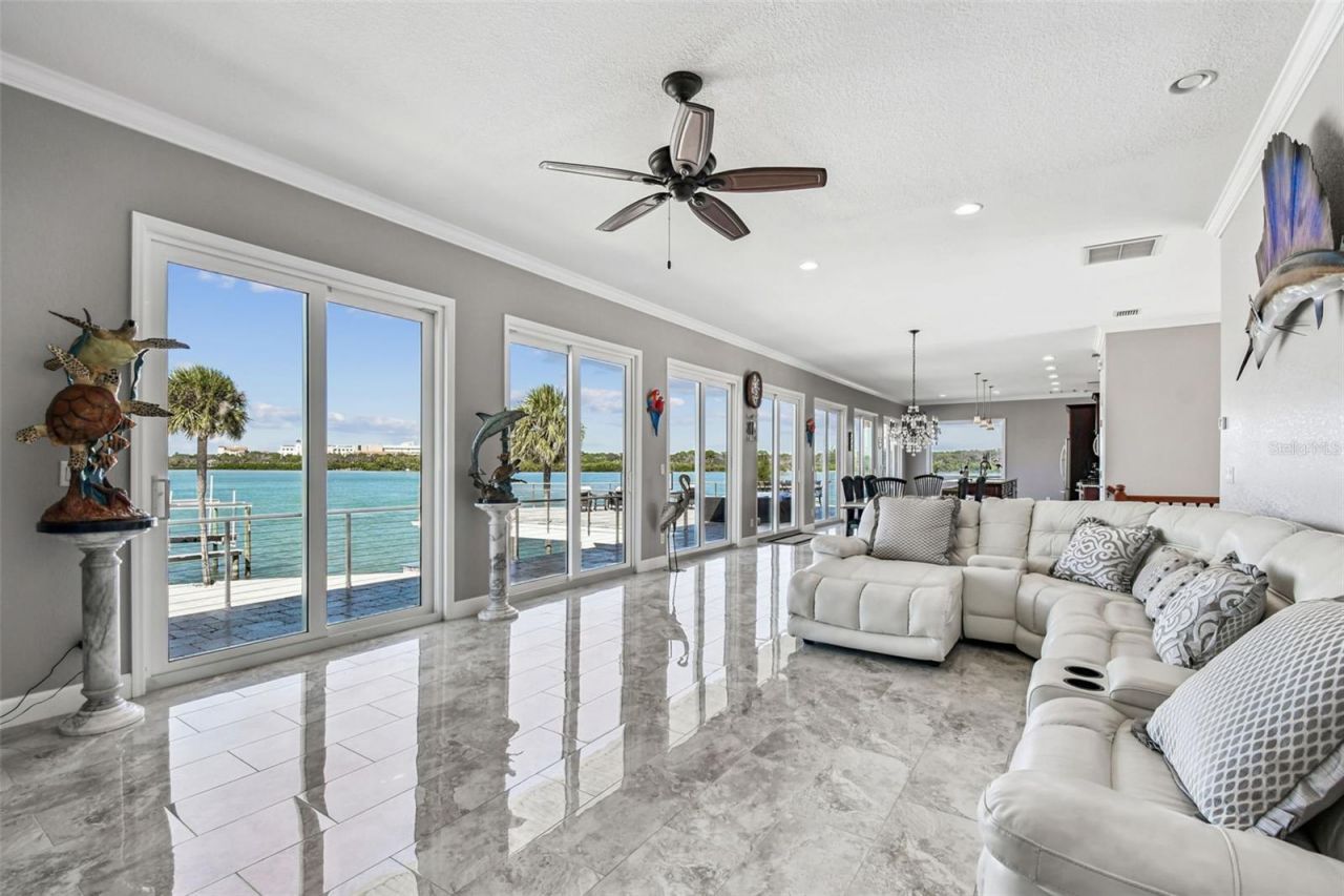 582 Johns Pass Avenue, Madeira Beach, FL 33708 Photo