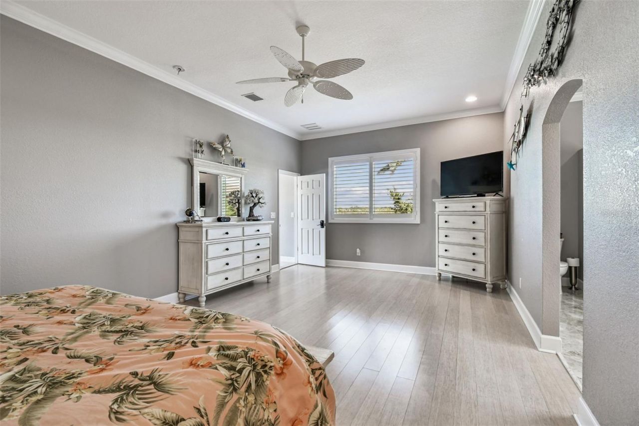 582 Johns Pass Avenue, Madeira Beach, FL 33708 Photo