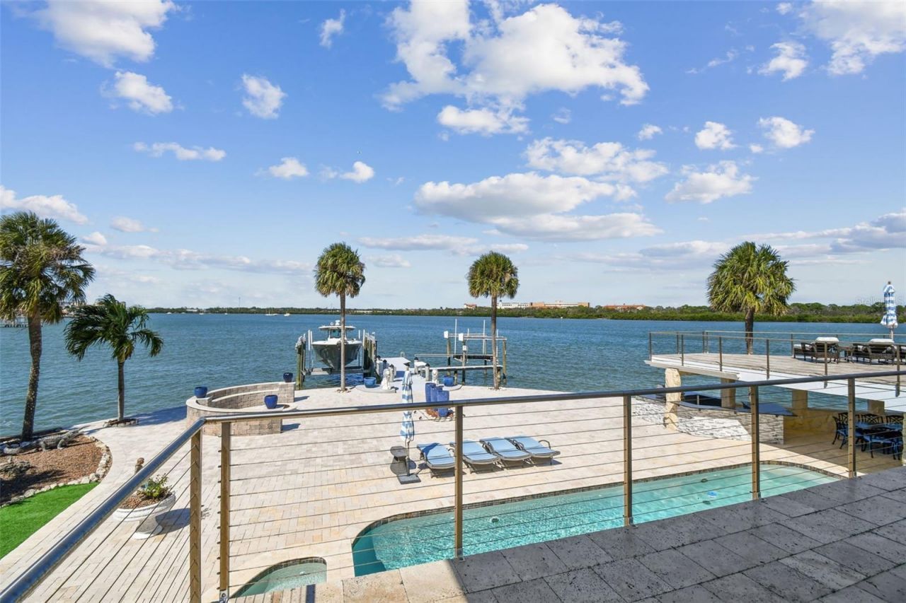 582 Johns Pass Avenue, Madeira Beach, FL 33708 Photo