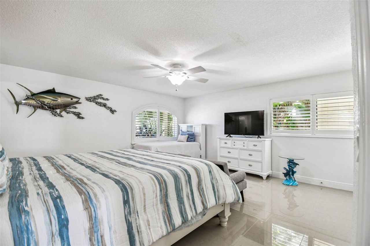 582 Johns Pass Avenue, Madeira Beach, FL 33708 Photo