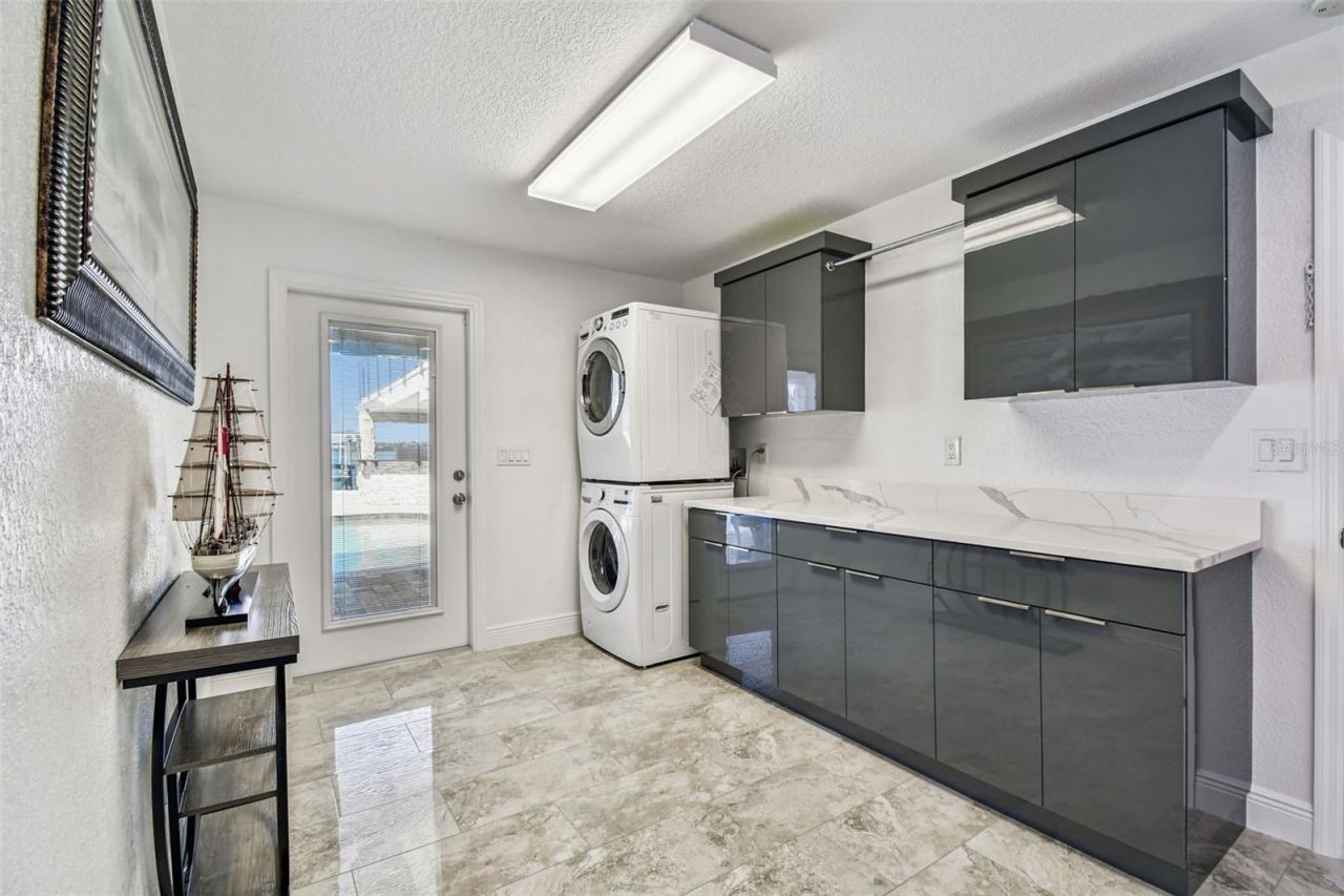 582 Johns Pass Avenue, Madeira Beach, FL 33708 Photo