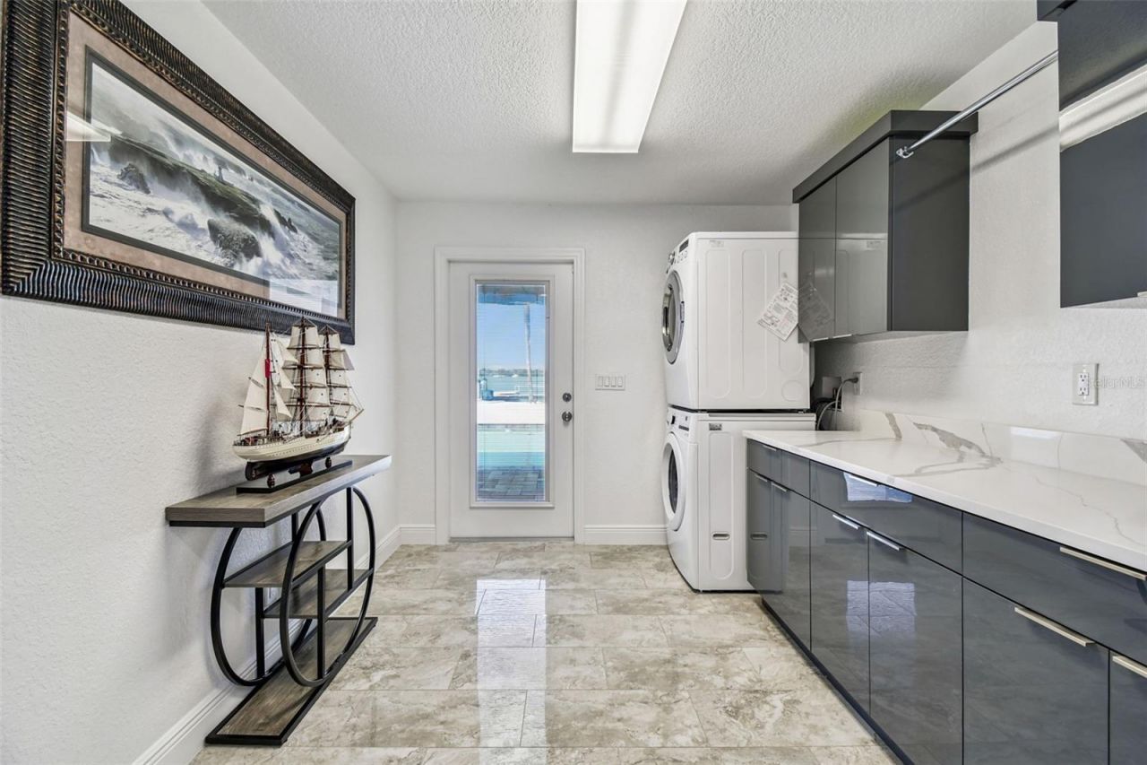 582 Johns Pass Avenue, Madeira Beach, FL 33708 Photo