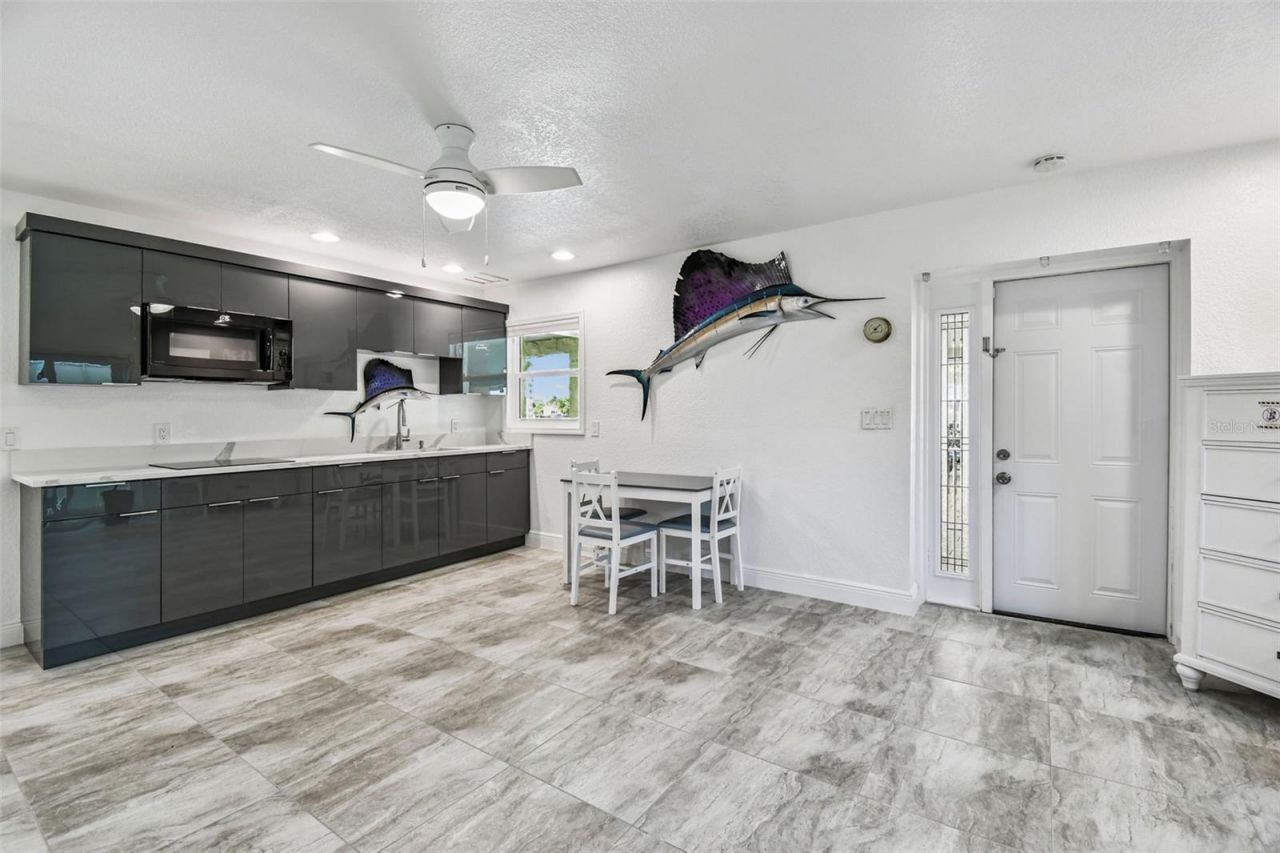 582 Johns Pass Avenue, Madeira Beach, FL 33708 Photo