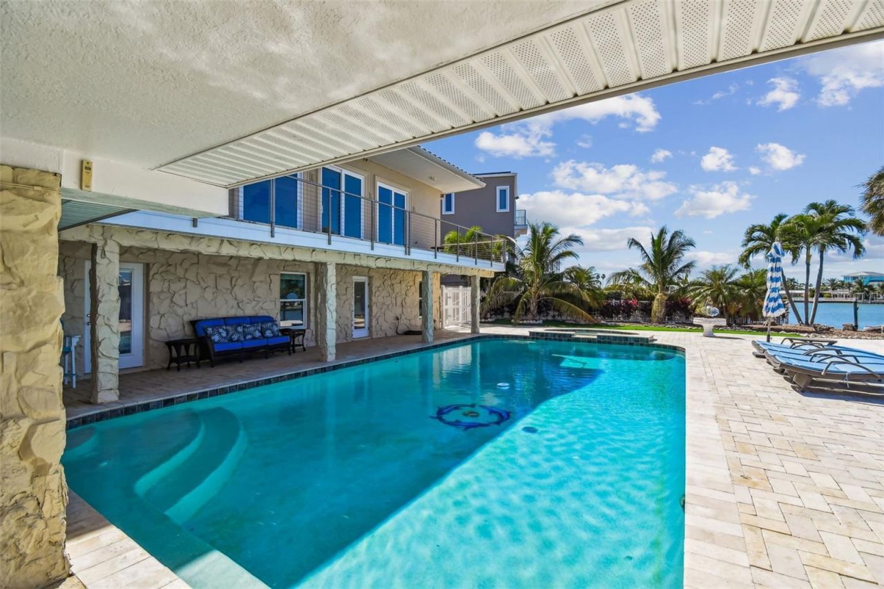 582 Johns Pass Avenue, Madeira Beach, FL 33708 Photo