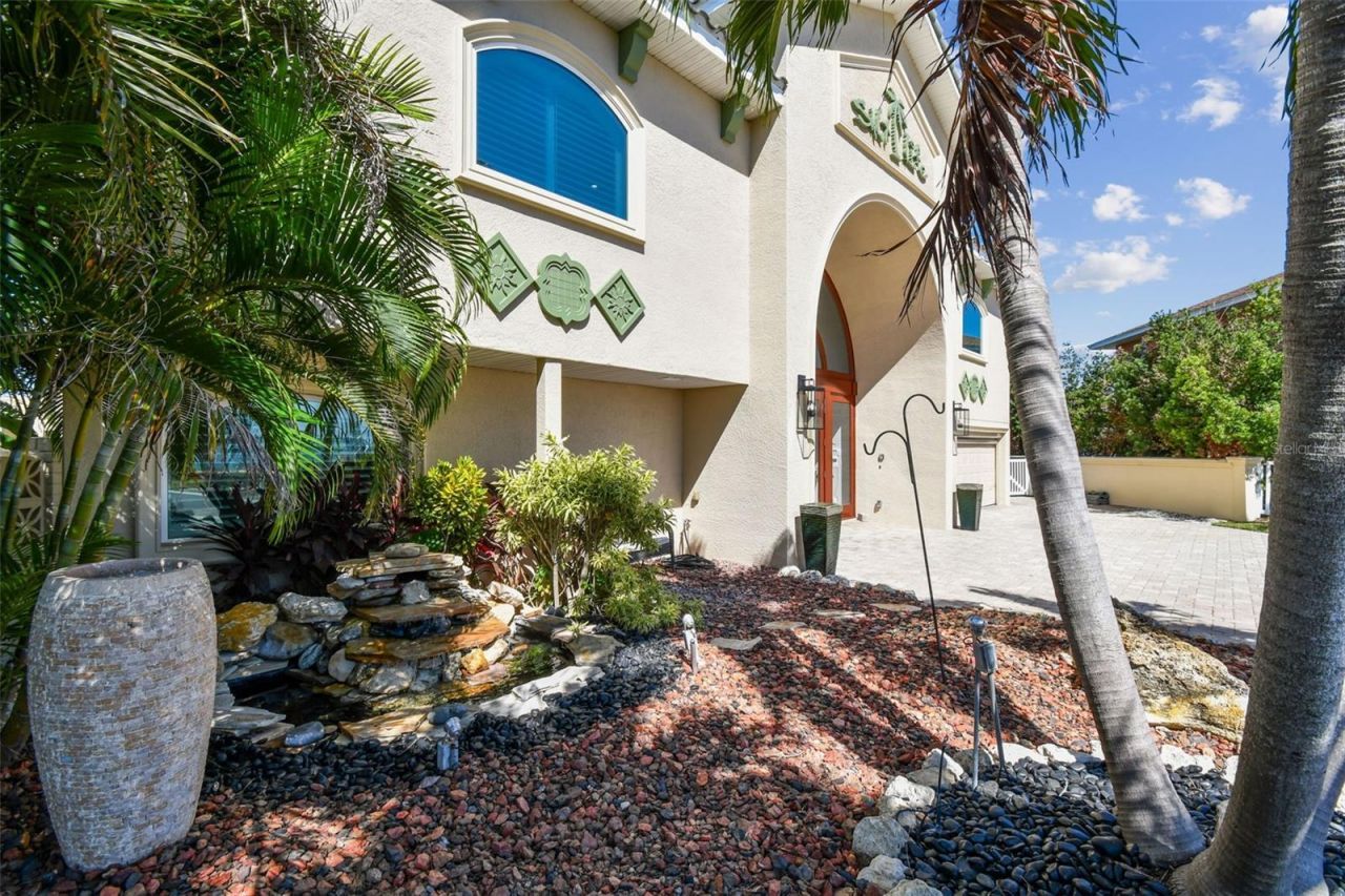 582 Johns Pass Avenue, Madeira Beach, FL 33708 Photo