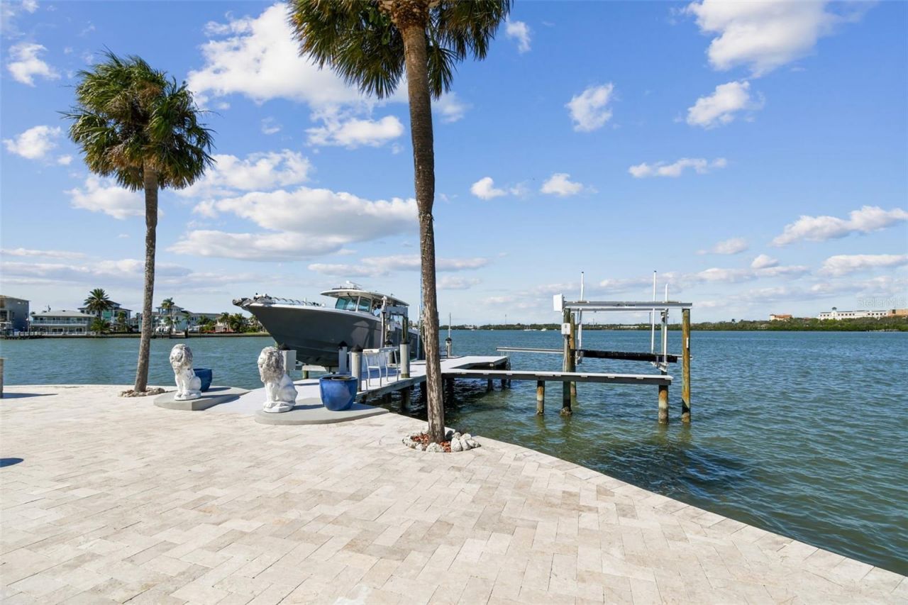 582 Johns Pass Avenue, Madeira Beach, FL 33708 Photo