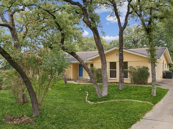 809 Valley Oaks Lane, Arlington, TX 76012