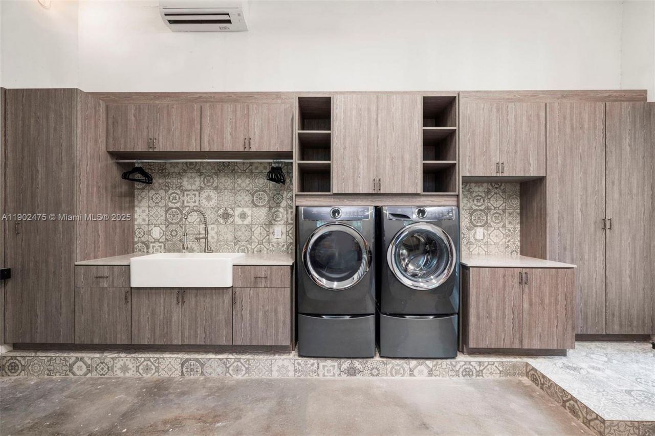 590 NE 59th St, Miami, FL 33137 Photo