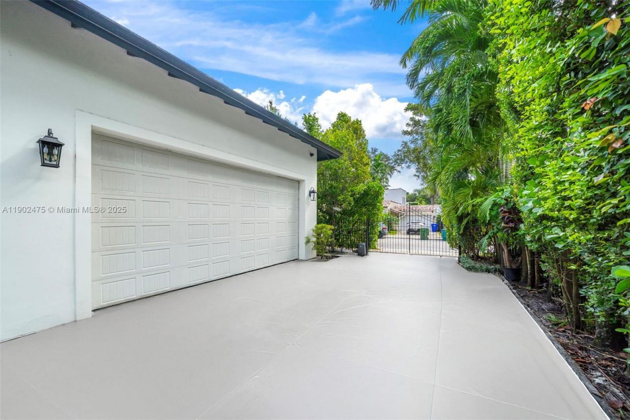 590 NE 59th St, Miami, FL 33137 Photo