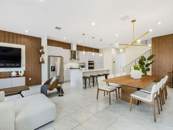 8156 NW 43rd St, Doral, FL 33166