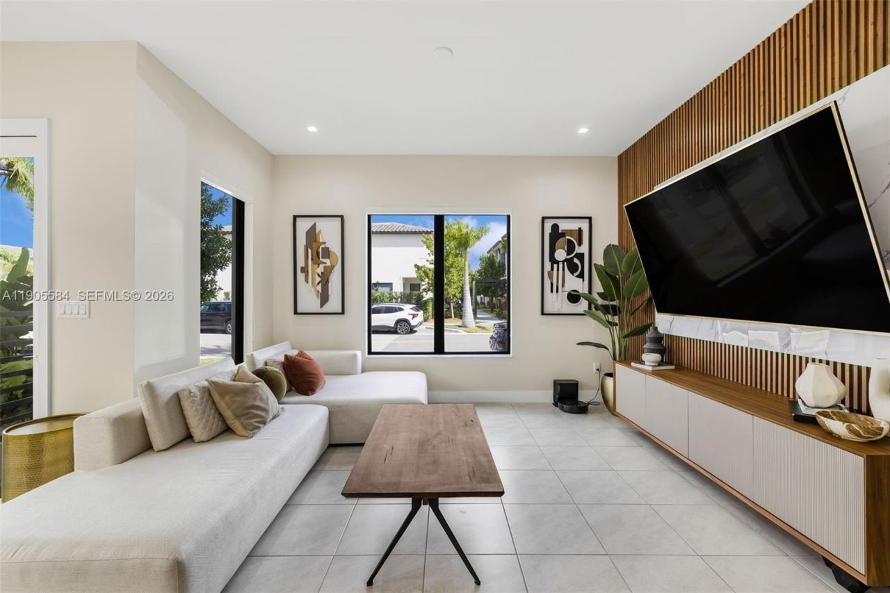 8156 NW 43rd St, Doral, FL 33166 Photo