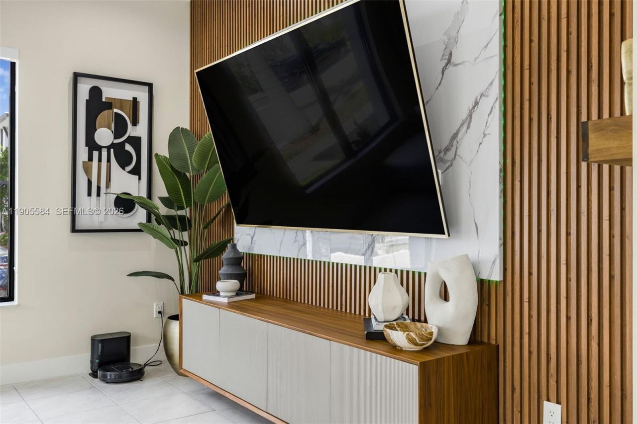 8156 NW 43rd St, Doral, FL 33166 Photo