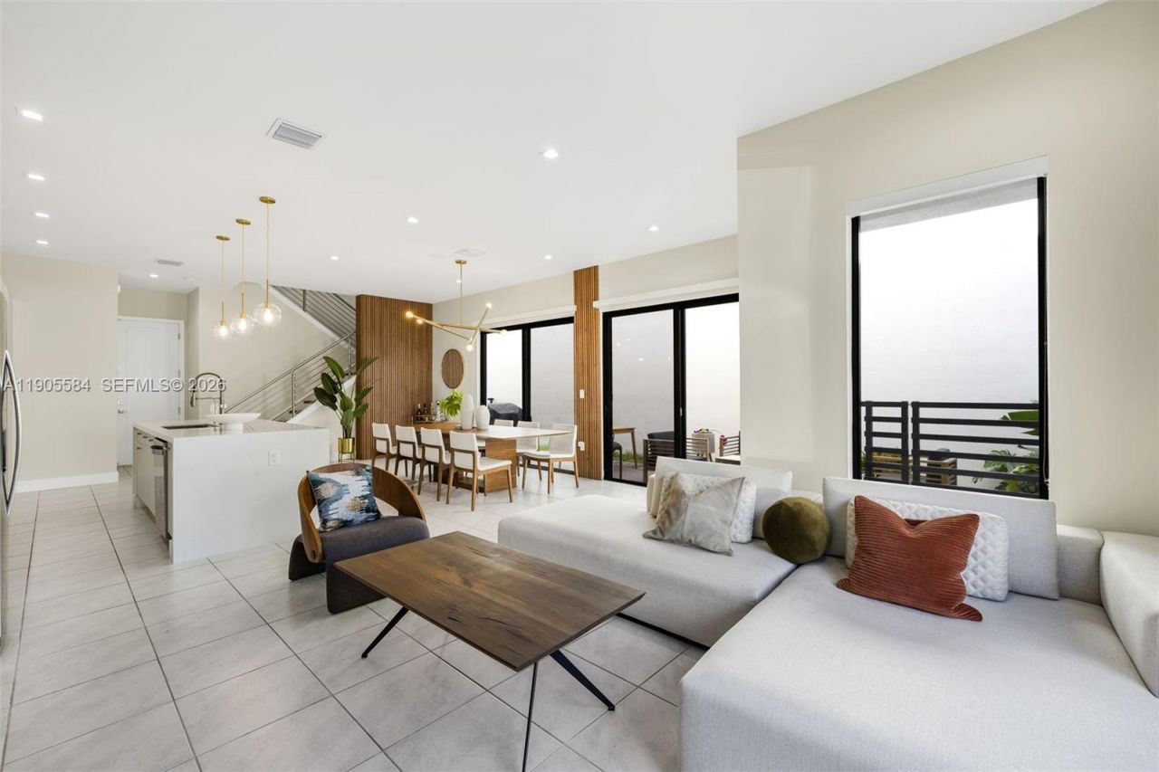 8156 NW 43rd St, Doral, FL 33166 Photo