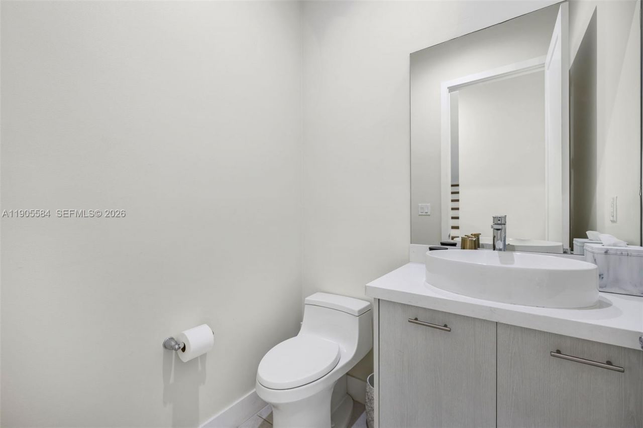 8156 NW 43rd St, Doral, FL 33166 Photo