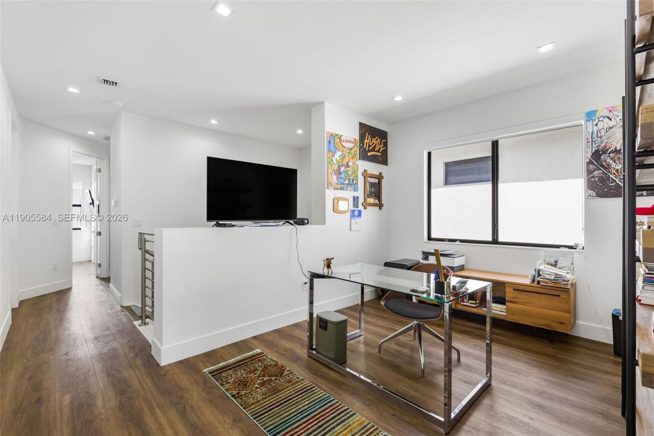 8156 NW 43rd St, Doral, FL 33166 Photo