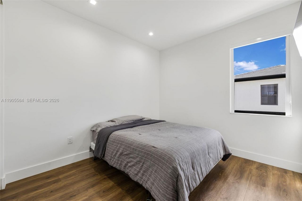 8156 NW 43rd St, Doral, FL 33166 Photo