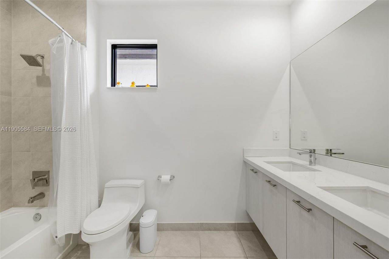 8156 NW 43rd St, Doral, FL 33166 Photo