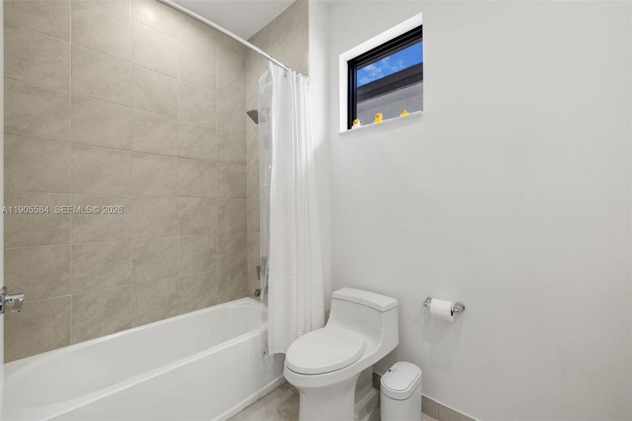 8156 NW 43rd St, Doral, FL 33166 Photo