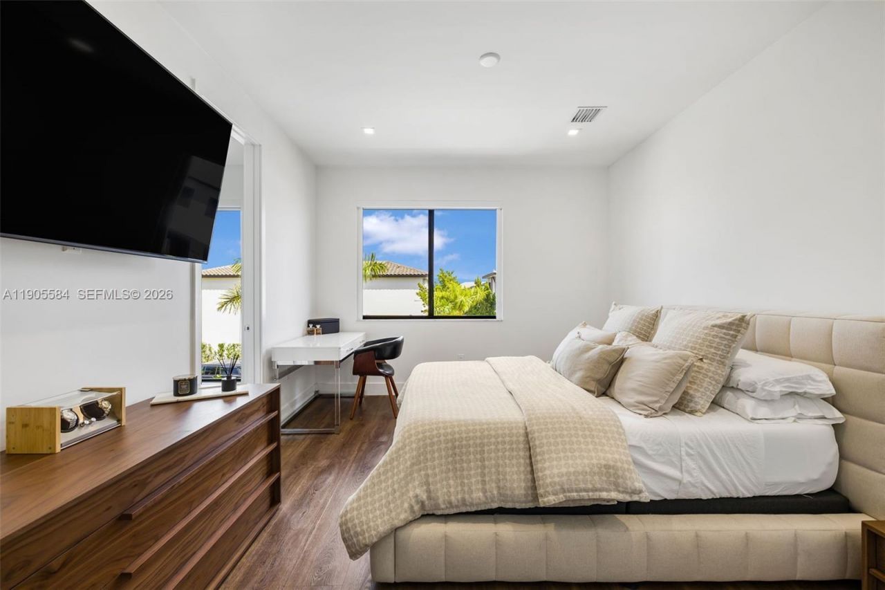 8156 NW 43rd St, Doral, FL 33166 Photo