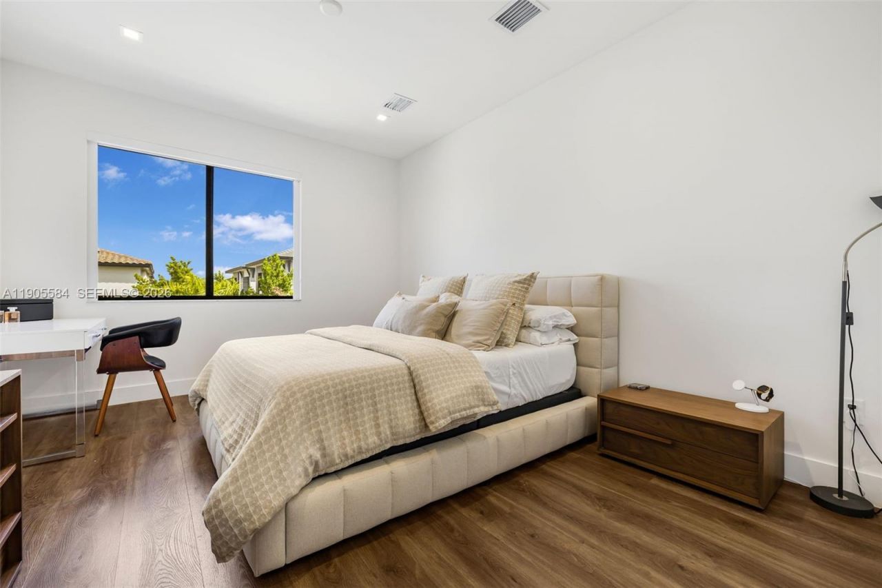 8156 NW 43rd St, Doral, FL 33166 Photo