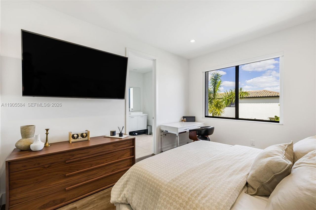 8156 NW 43rd St, Doral, FL 33166 Photo