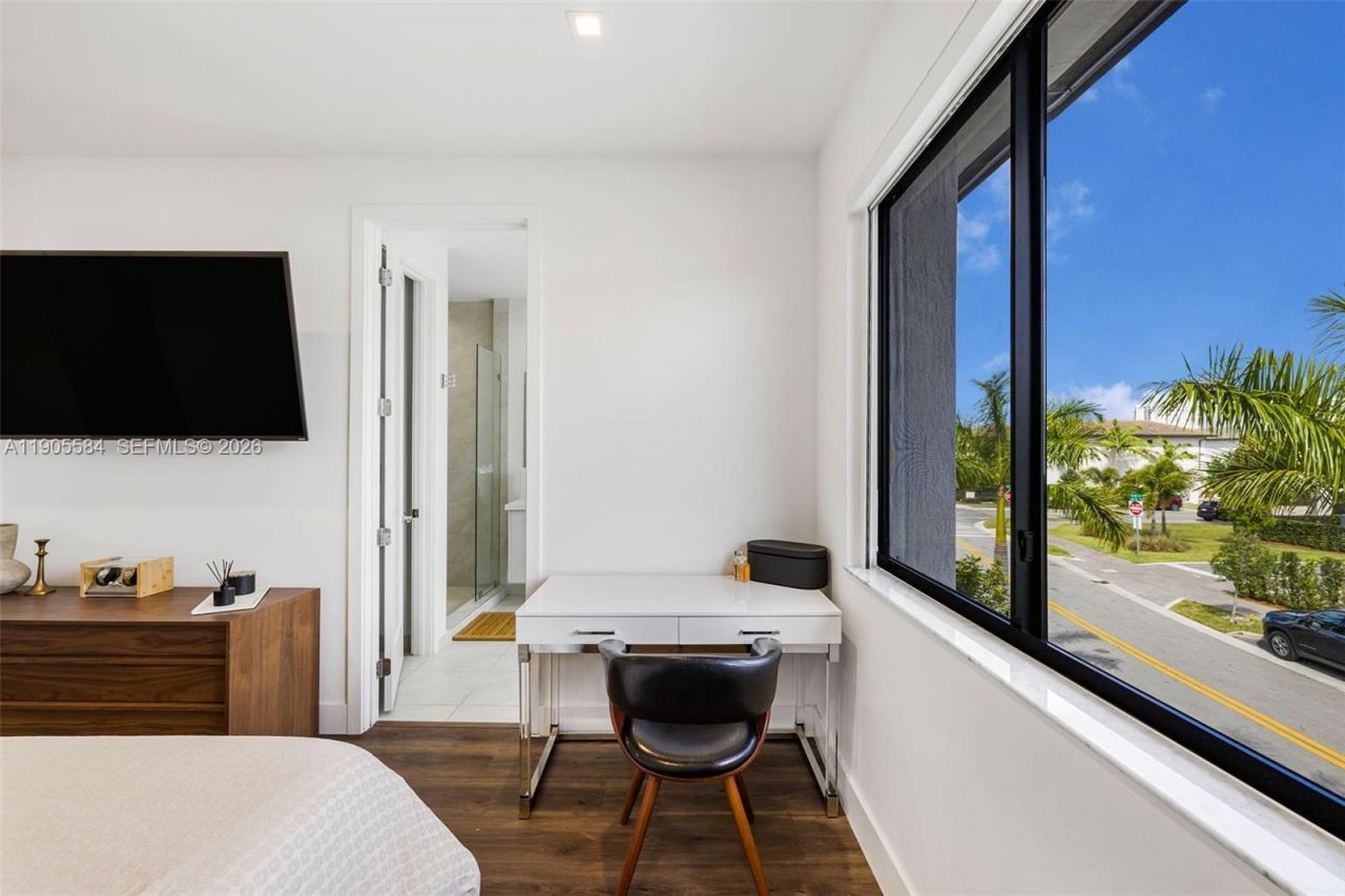 8156 NW 43rd St, Doral, FL 33166 Photo