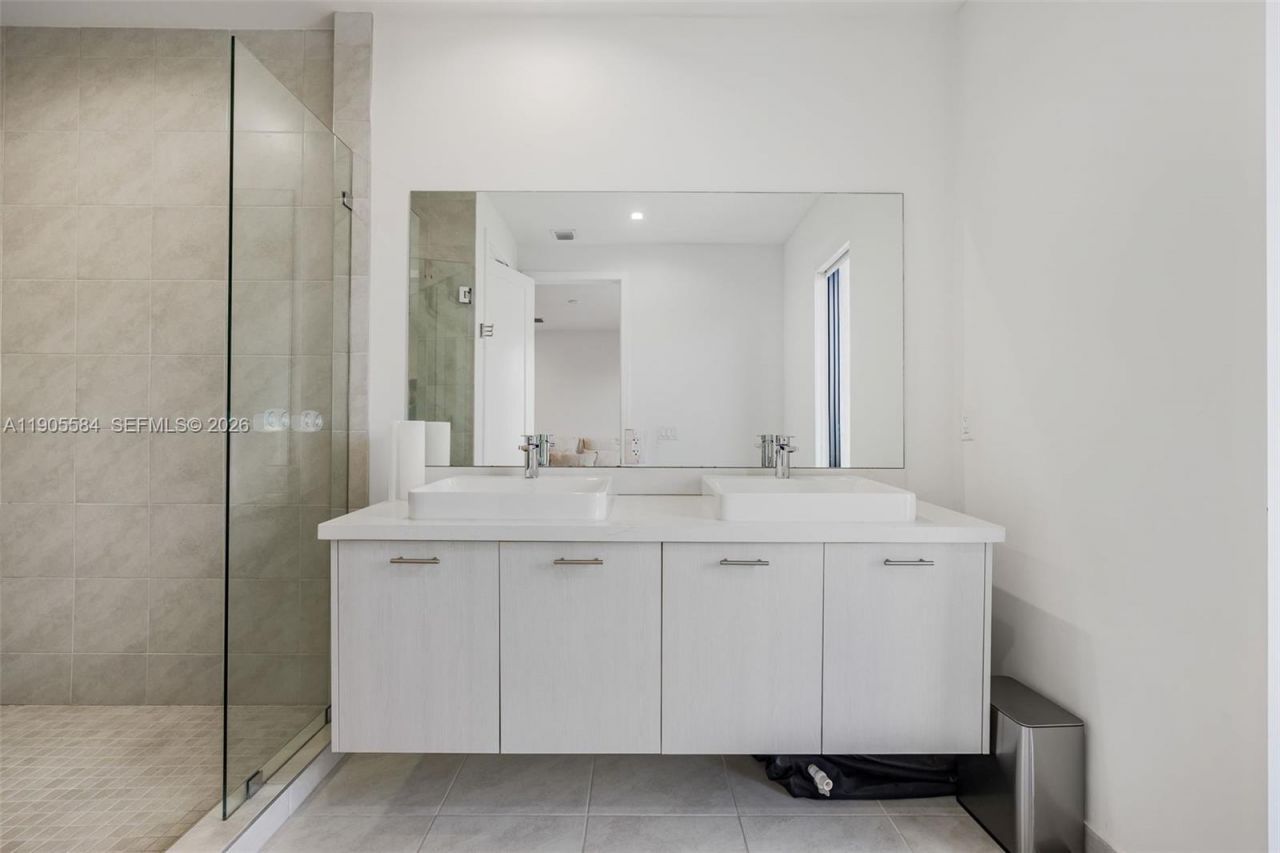 8156 NW 43rd St, Doral, FL 33166 Photo